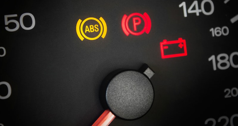 Сигнальная лампа ABS загорается, когда компьютер автомобиля обнаруживает проблему с ABS или общей тормозной системой