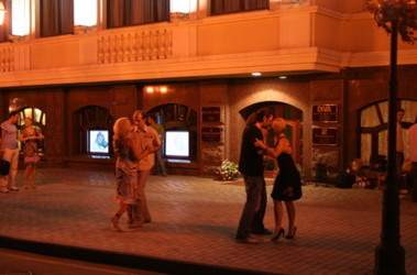 28 липня 2010, 18:28 Переглядів:   З недавніх пір в Донецьку стало модним танцювати прямо на вулиці в центрі міста
