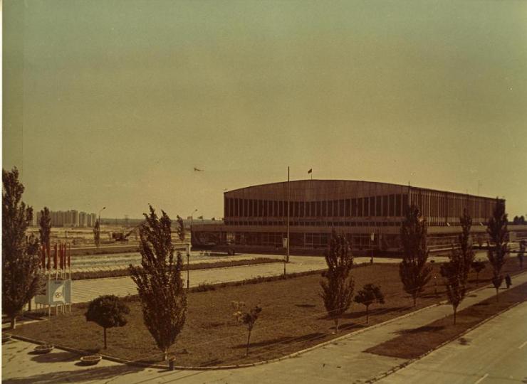 Льодовий палац спорту органічно вписався в архітектуру нового центру Сєвєродонецька, ставши прекрасним завершенням нової площі і всього Радянського проспекту