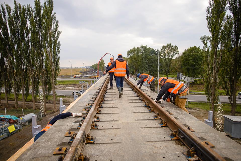 ПАТ Укрзалізниця планує до кінця жовтня завершити монтаж естакади над трасою Київ-Харків для залізничного сполучення столиці з аеропортом Бориспіль