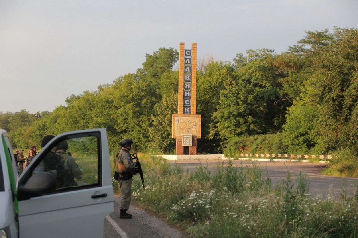 Уже в обід 5 липня 2014 роки над будівлею Слов'янського і Краматорського міських рад було піднято українські прапори