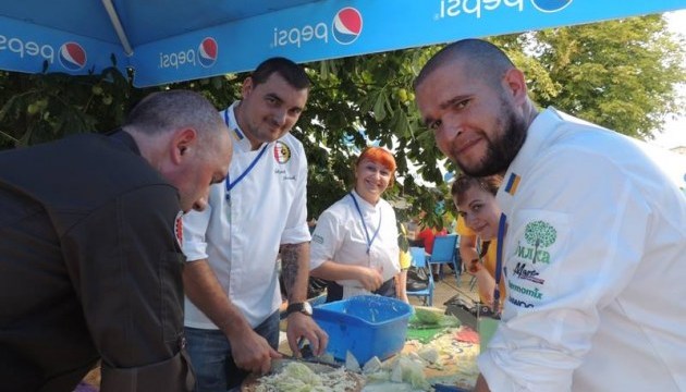 На «Agroport South Kherson 2018» виготовили салат вагою 407,5 кг