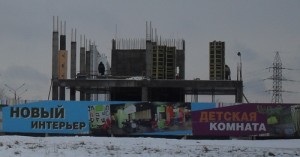За парканами, оточуючими столичні будмайданчики, сьогодні кипить діяльність, але багато жителів Мінська навіть не підозрюють, що за будівлі виростуть на місці котлованів найближчим часом