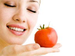 Чудовий овоч помідор володіє чудовим смаком, приємним і апетитним зовнішнім виглядом, а також цілющими властивостями