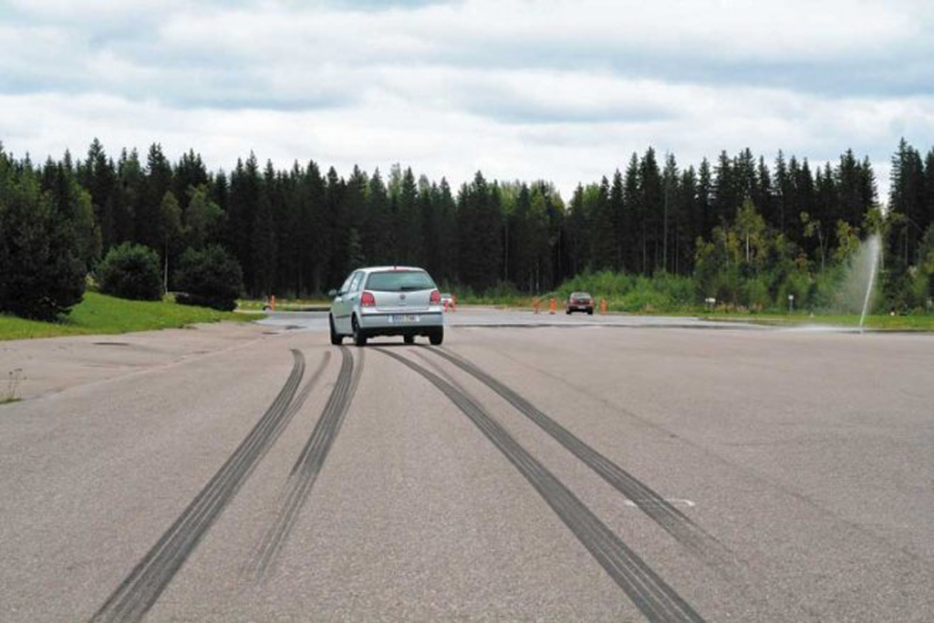 Таким чином, вийде, що зі швидкості в 60 км / год на сухому асфальті автомобіль зможе повністю зупиниться за 35 м, при 80 км / год - вже за 54 м, а при 100 км / год - за 78 м