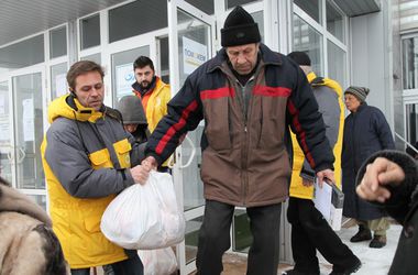 26 січня 2015 року, 15:15 Переглядів:   Видача гуманітарної допомоги в Донецьку